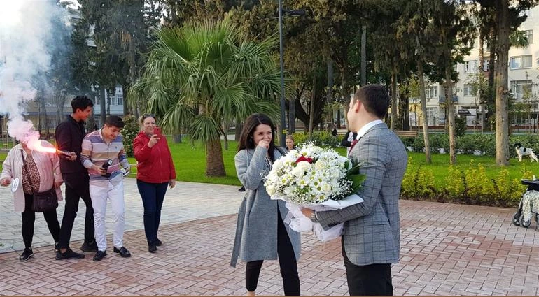 'Gözaltında' evlenme teklifi