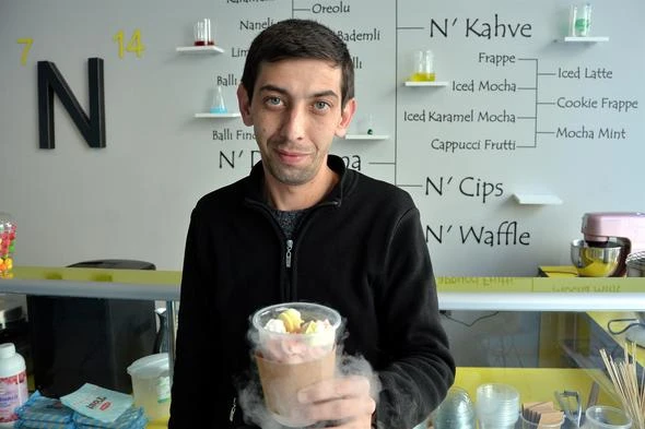 Bu dondurmayı yiyenden duman çıkıyor