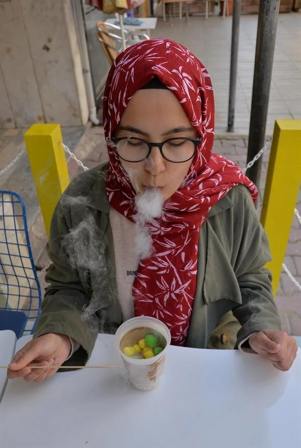Bu dondurmayı yiyenden duman çıkıyor