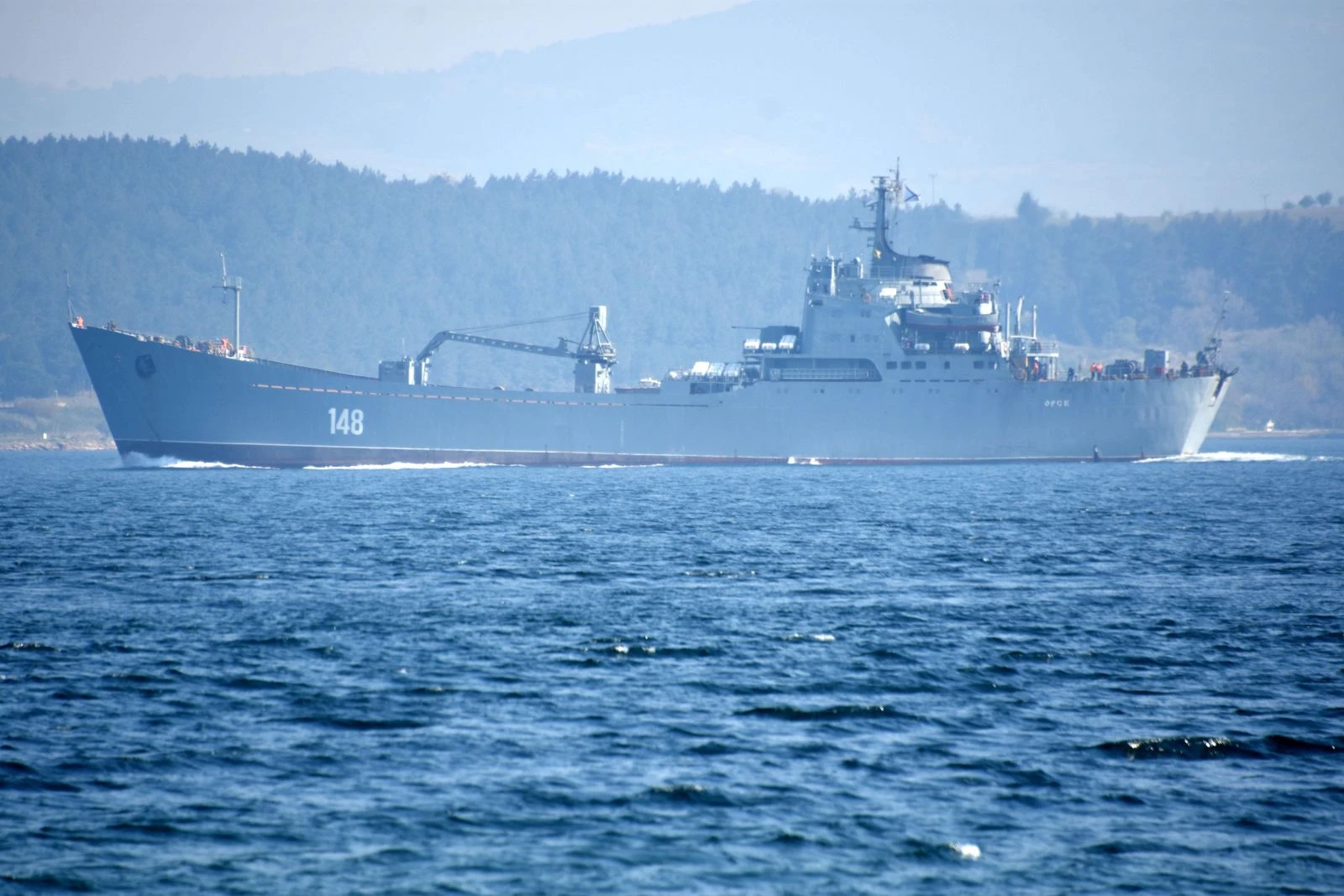 Rus askeri gemisi Orsk Çanakkale Boğazı'ndan geçiyor