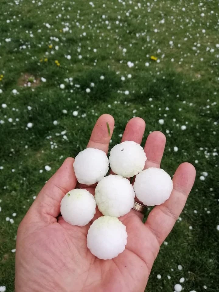 Ceviz büyüklüğünde yağdı, yerler bembeyaz oldu