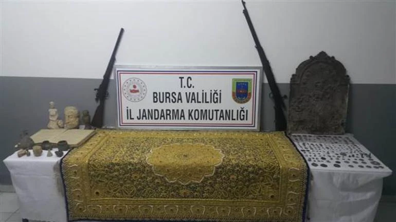 'Altın ve yakut işlemeli halıya' müşteri ararken yakalandılar