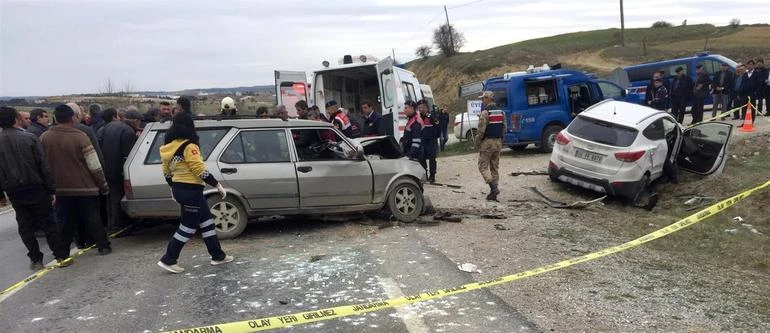 Seyir halinde nişanlısıyla tartışan sürücü, felakete yol açtı: 2 Ölü