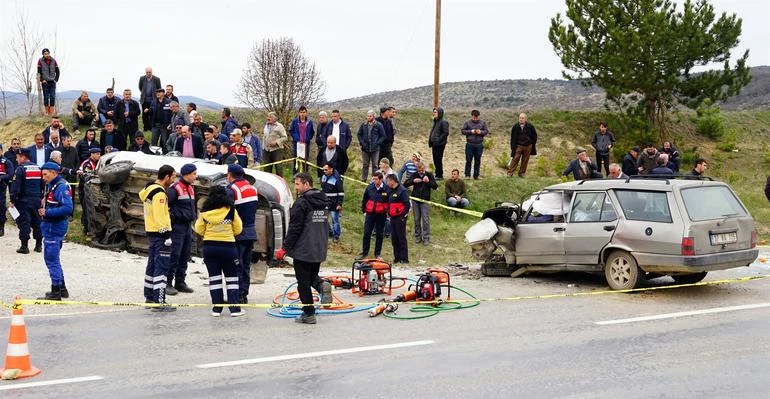 Seyir halinde nişanlısıyla tartışan sürücü, felakete yol açtı: 2 Ölü