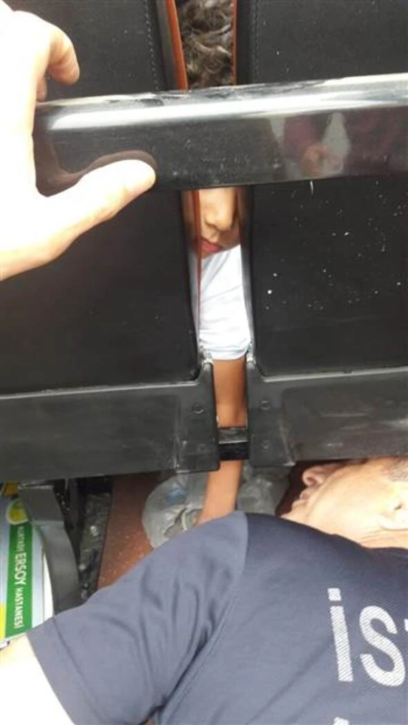 Minibüste korku dolu anlar! Ne yaptılarsa çıkaramadılar