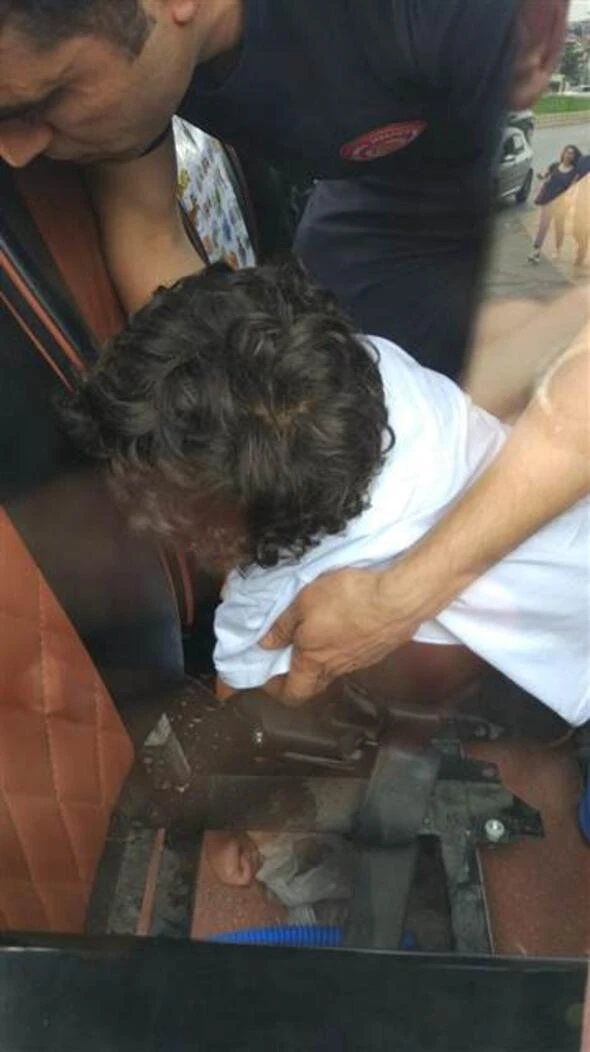 Minibüste korku dolu anlar! Ne yaptılarsa çıkaramadılar