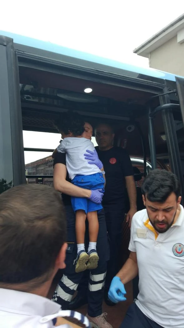 Minibüste korku dolu anlar! Ne yaptılarsa çıkaramadılar