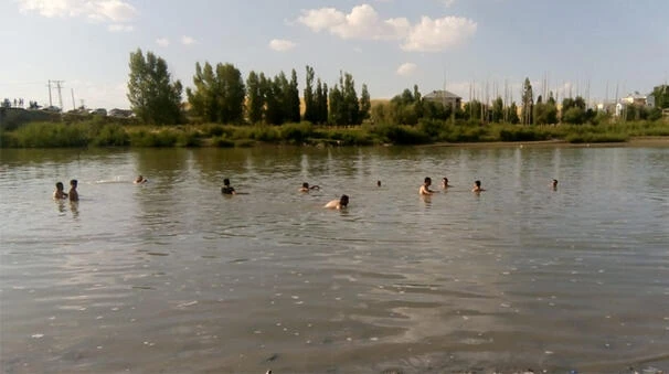 Murat Nehri'ne giren 3 çocuk boğuldu