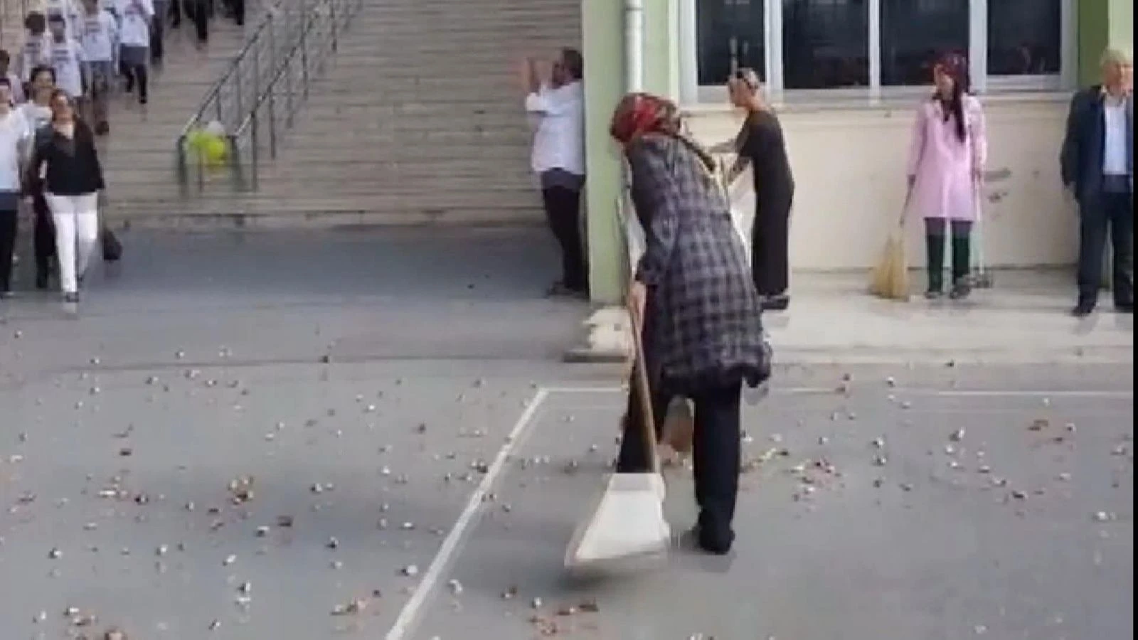 Yeni öğrencilere simit atma geleneği tepki çekti