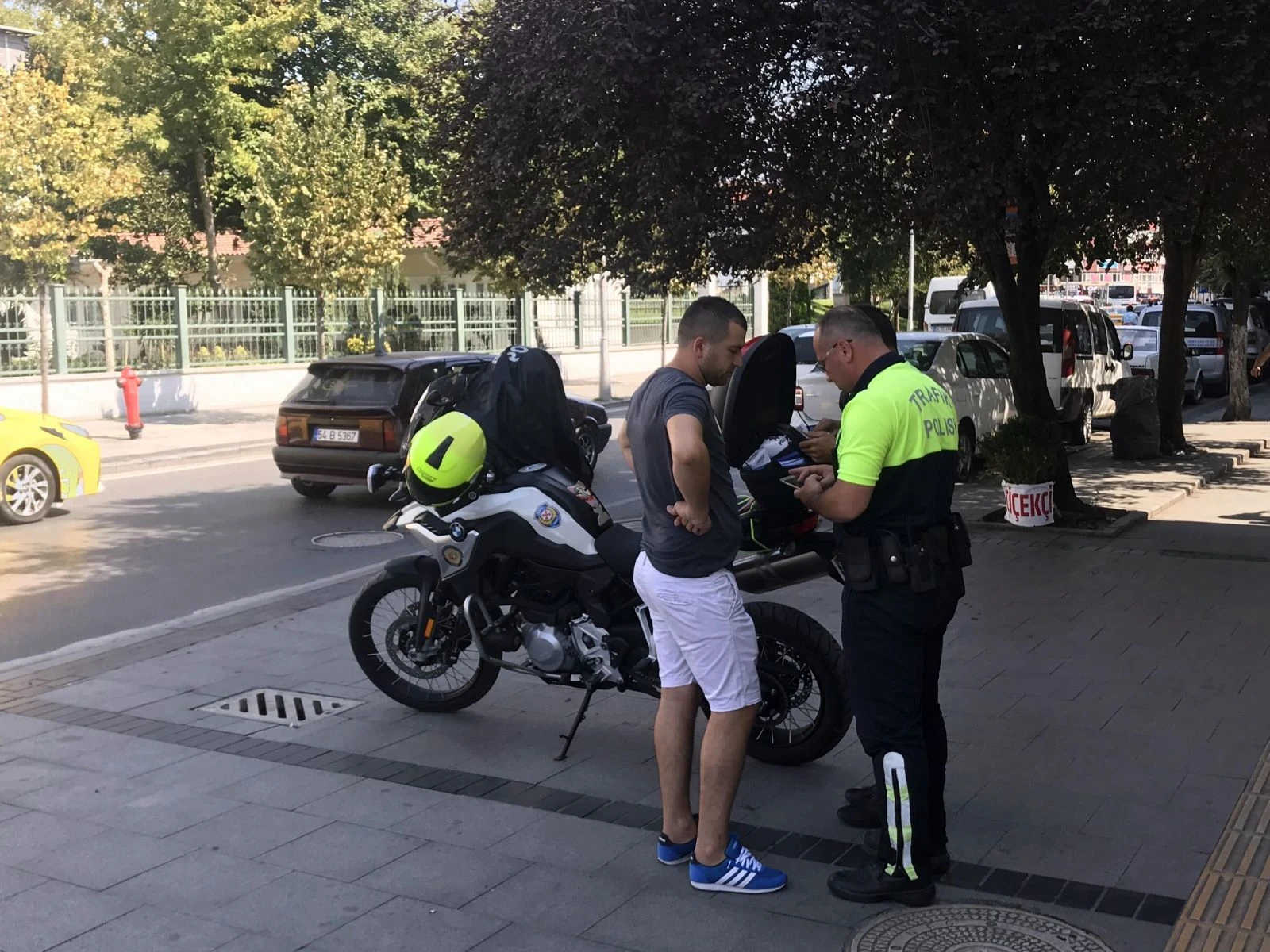 Polisin uyarısını dikkate almadılar, ellerinde ceza kağıtlarıyla eve döndüler