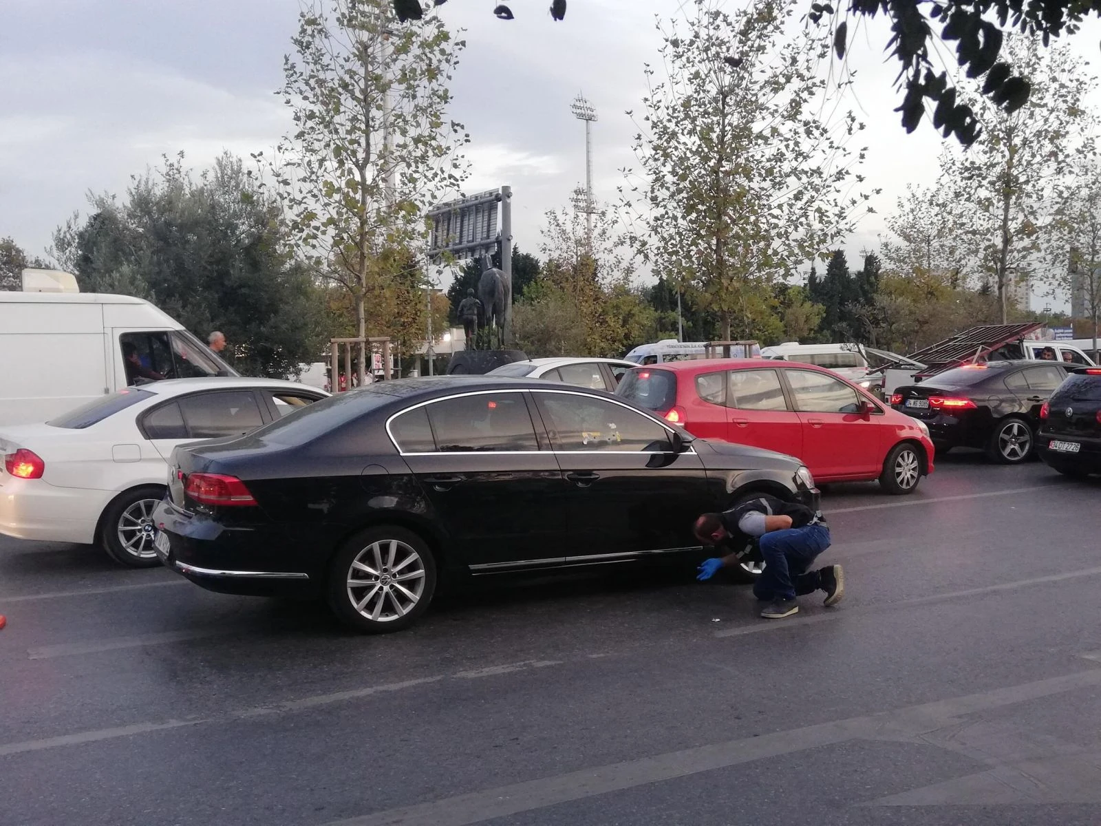 İstanbul'da hareketli anlar! Lüks otomobile ateş açtılar