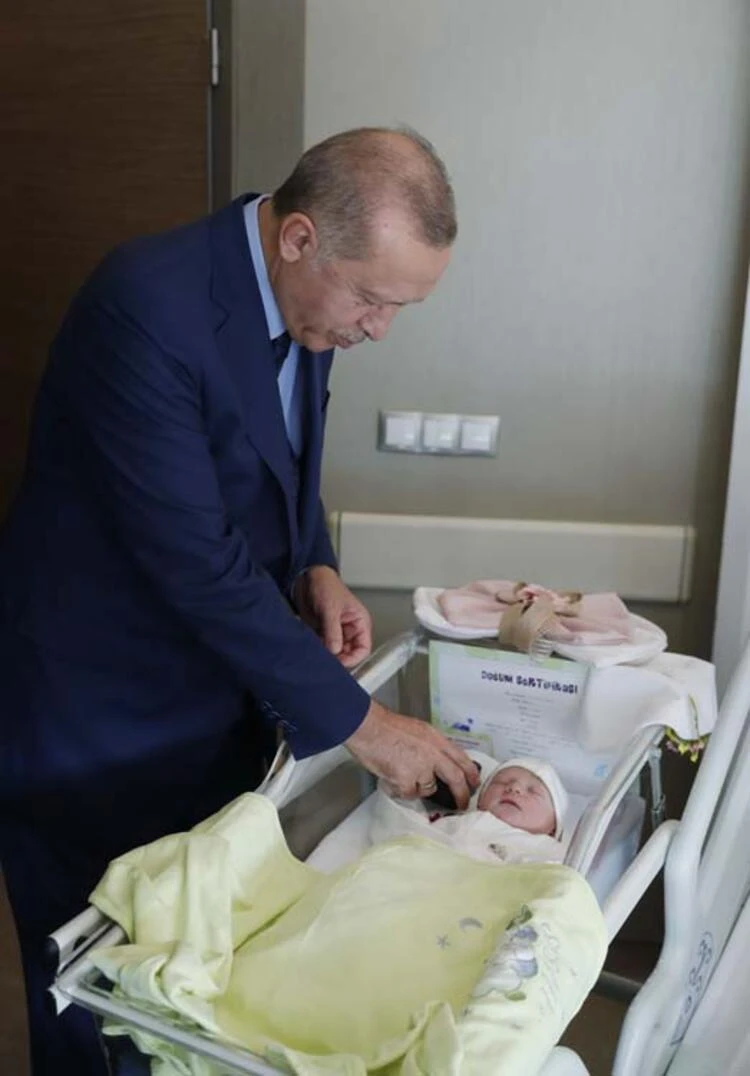Cumhurbaşkanı Erdoğan, tedavi gören eski bakan Şevket Kazan'ı hastanede ziyaret etti