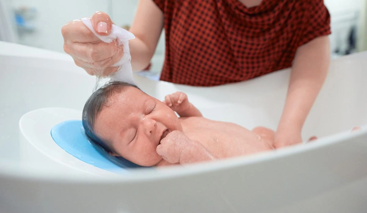 Bebeğin ilk banyosu nasıl yapılır?, Bebek ne ile yıkanmalı?