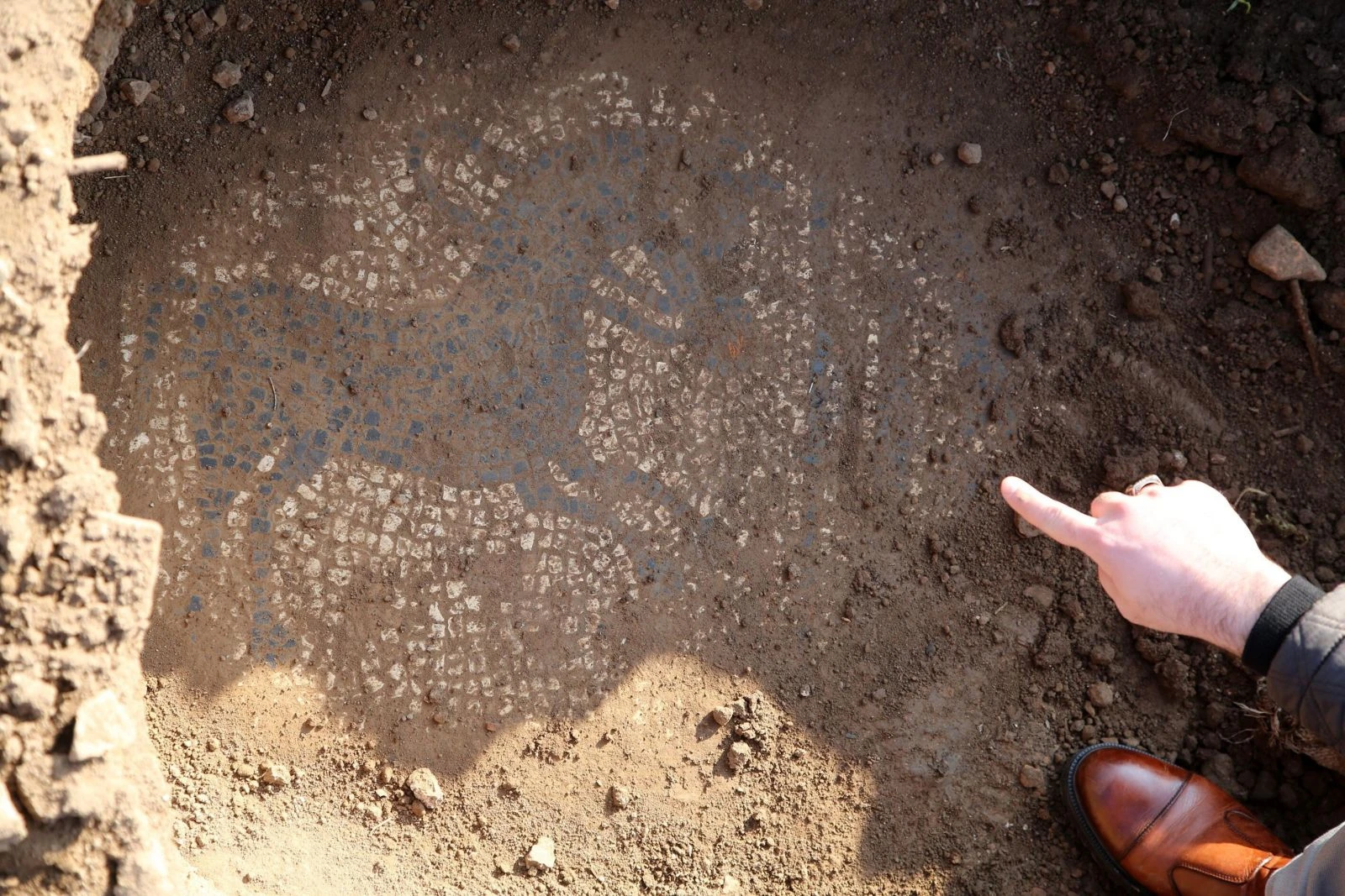 Tarlalarında tarihi eser buldular satmak isterken yakalandılar
