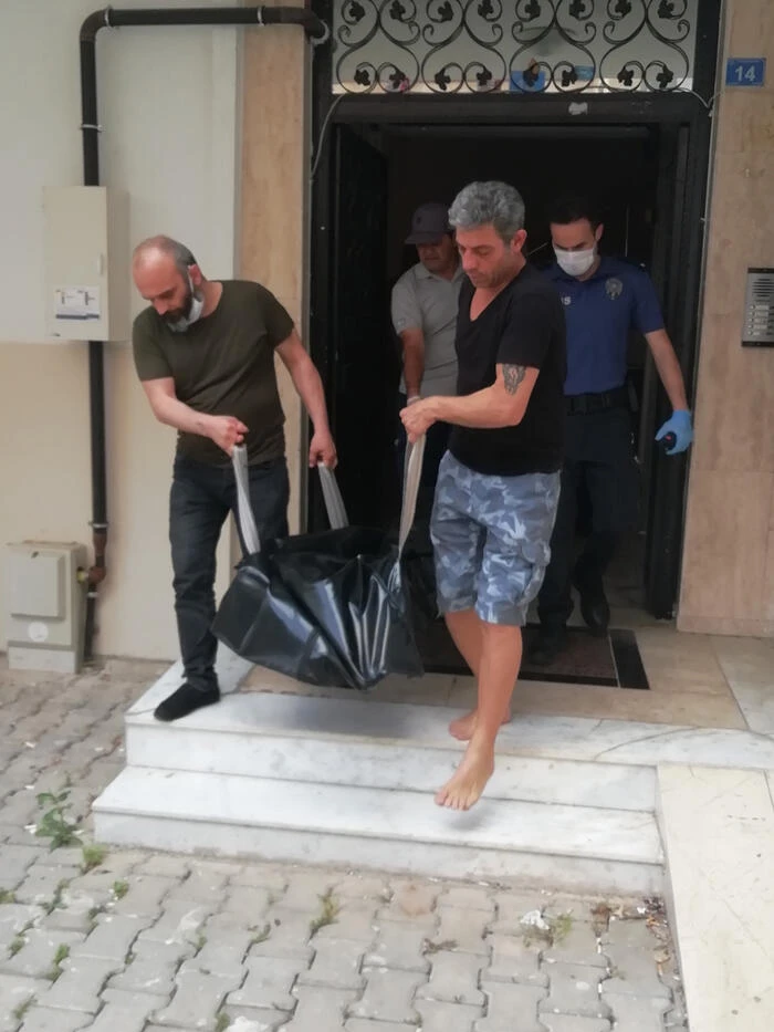 'Kovid-19 bulaşır' endişesiyle hastaneye gitmek istemeyen çiftin oğulları yatağında ölü bulundu