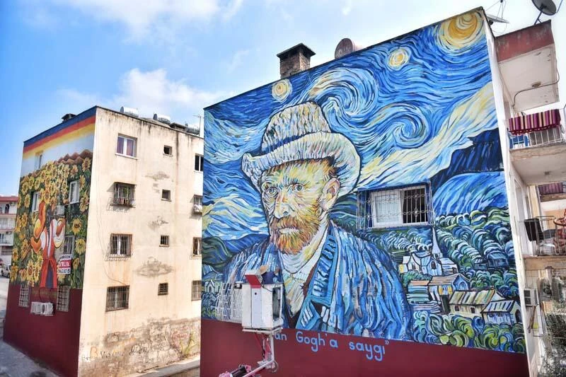 36 yıllık binanın dış cephesi Van Gogh'un 'Yıldızlı Gece' eseriyle kaplandı