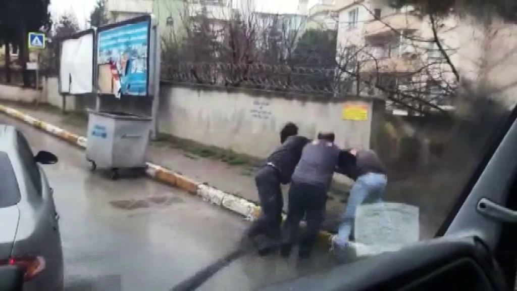Sancaktepe'de trafikte magandaların şahsı tekme tokat dövme anları kamerada