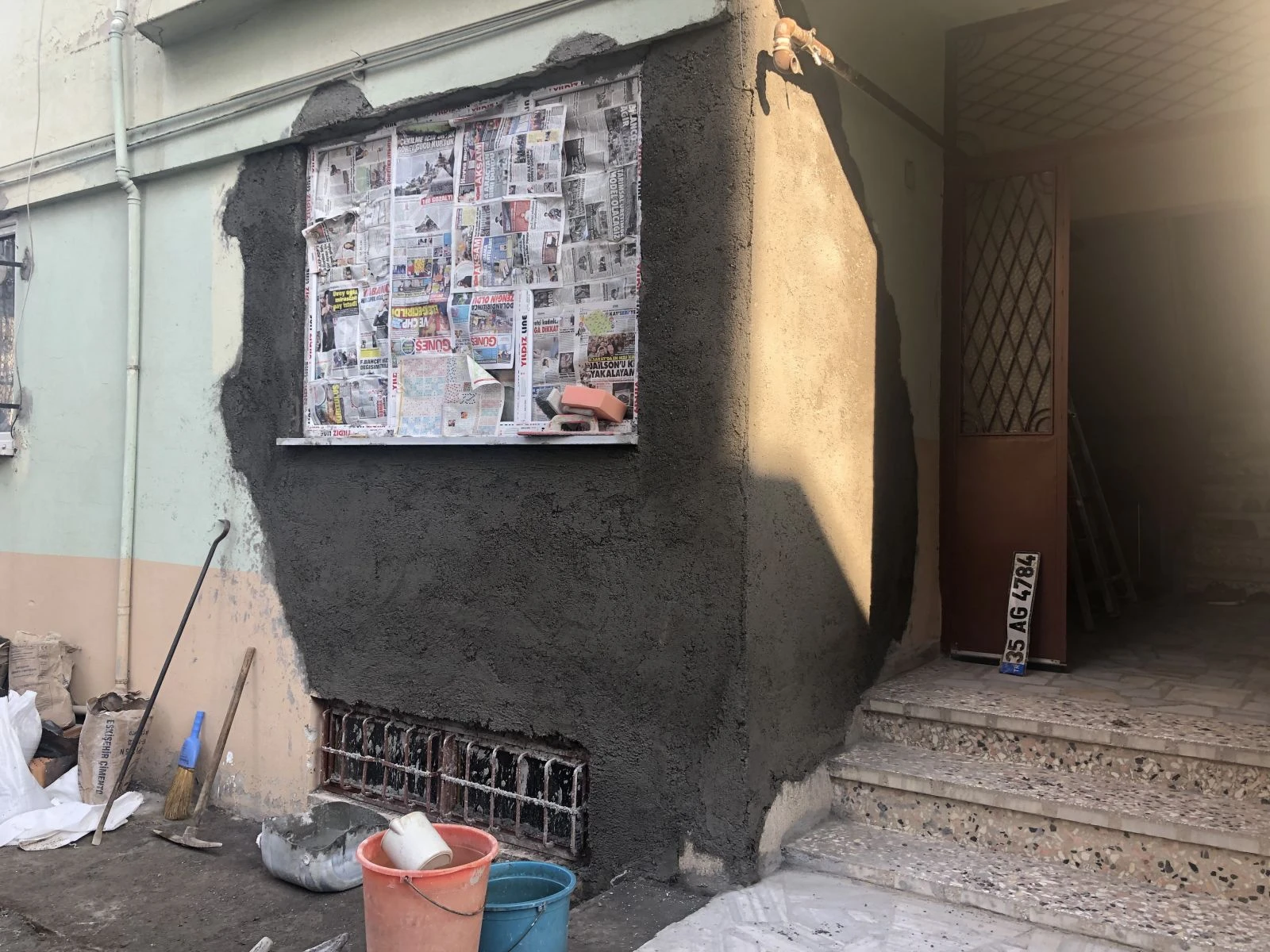 Freni patlayan kamyon yatak odasına daldı