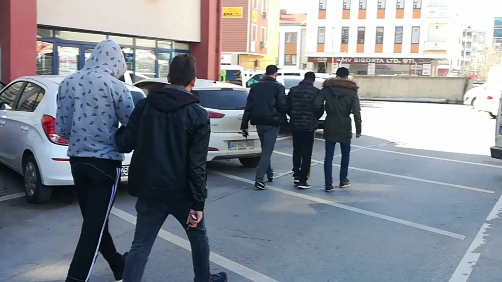 Gebze’de iş yerlerini soyan 2 hırsız polis ekiplerince yakalandı