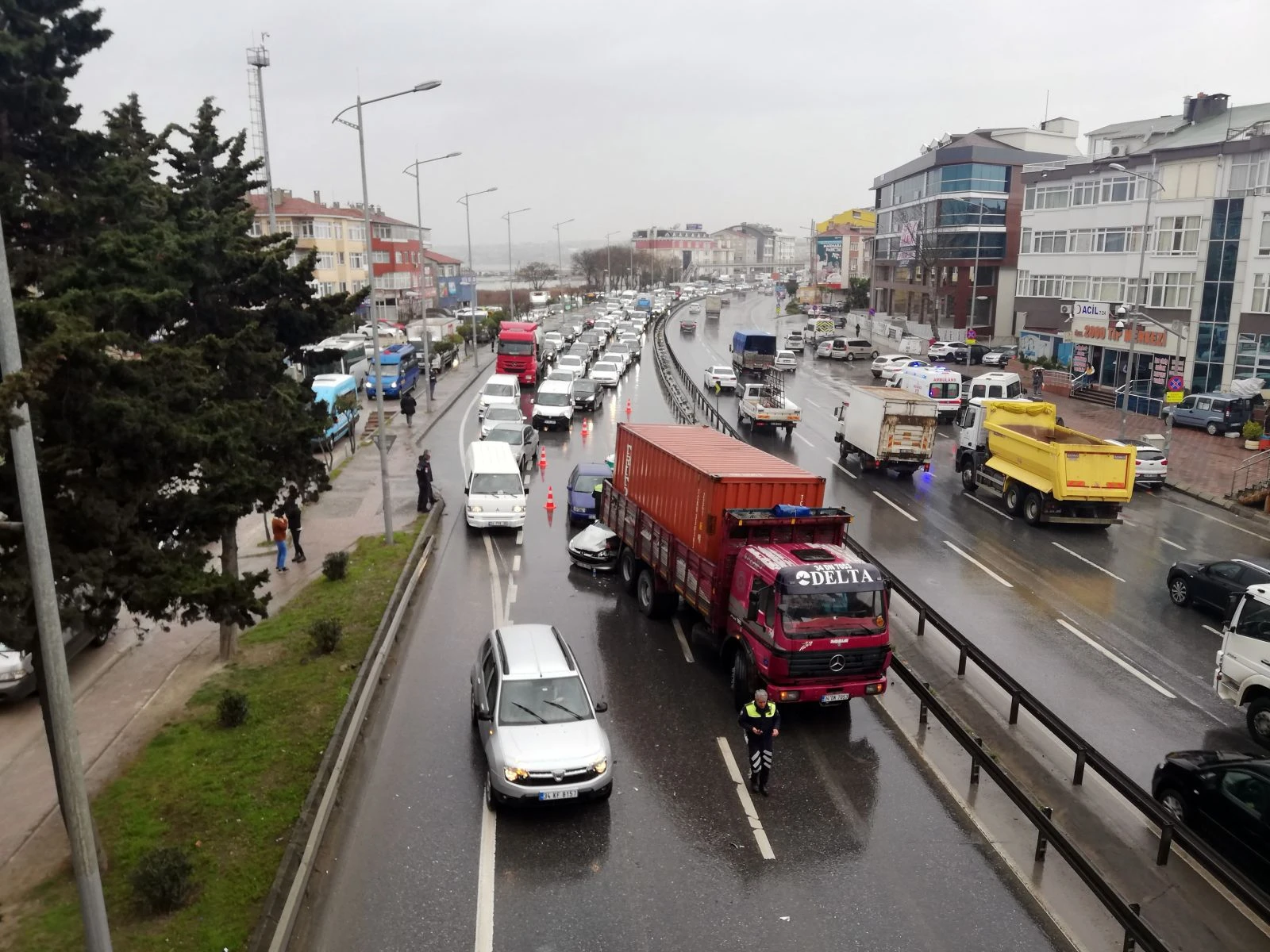 E-5 Büyükçekmece'de trafiği durduran zincirleme kaza: 2 çocuk yaralı