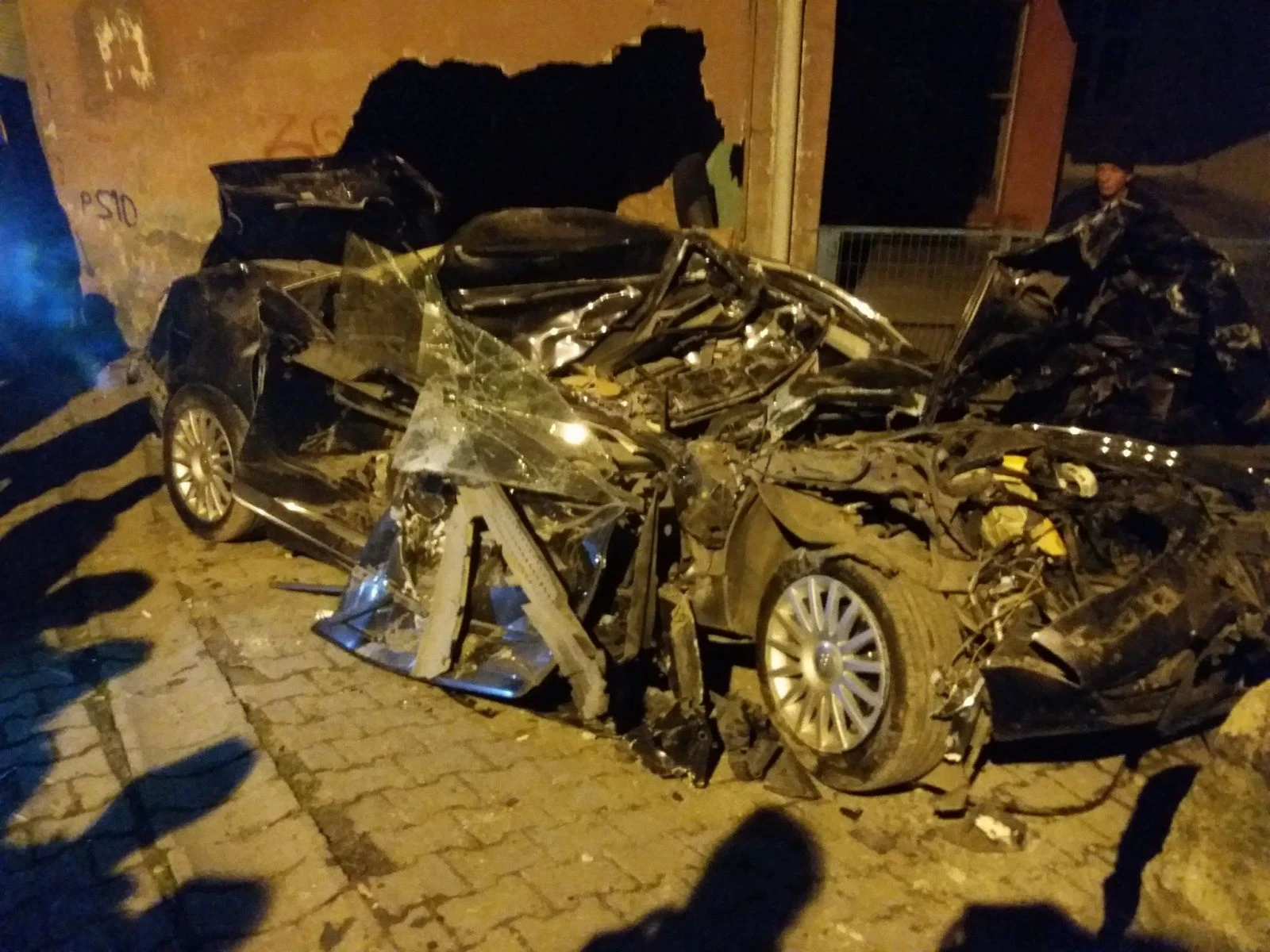 Tırın çarptığı otomobil hurdaya döndü