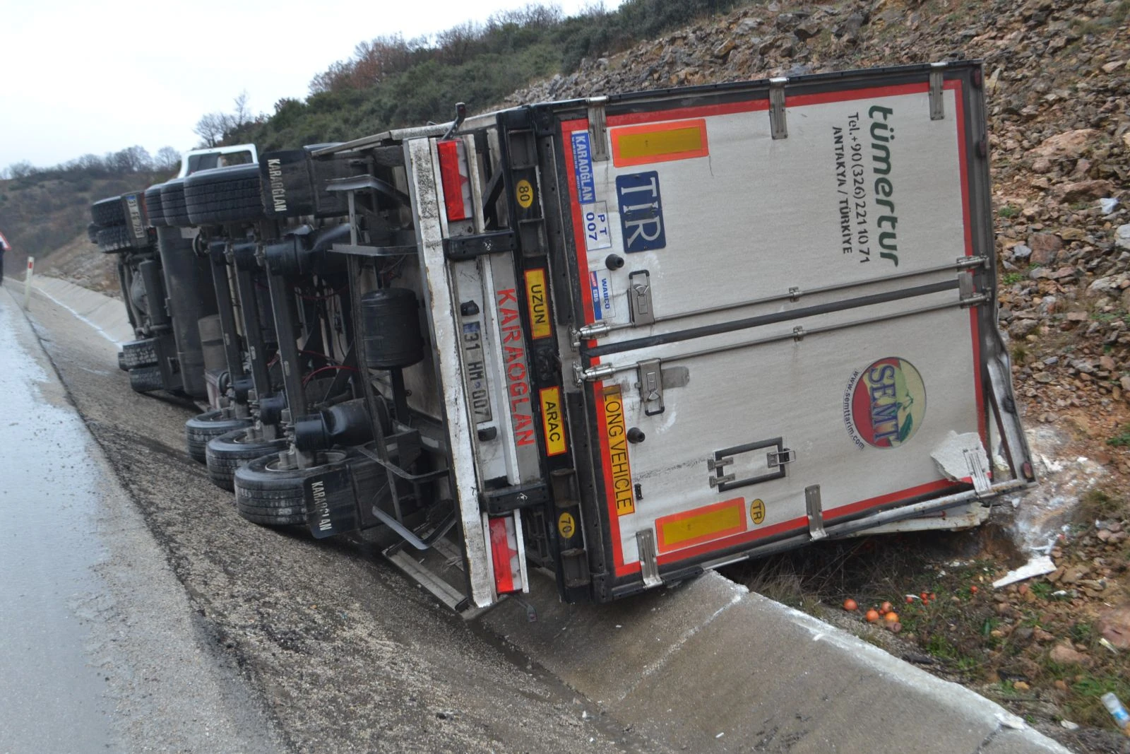 Meyve yüklü TIR devrildi: 1 yaralı