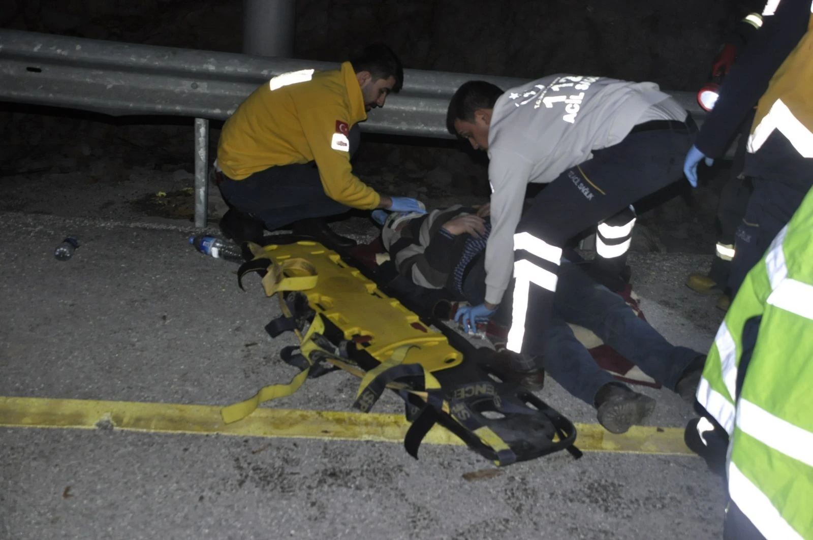 Kamyon bariyerlere çarparak devrildi: 1 yaralı