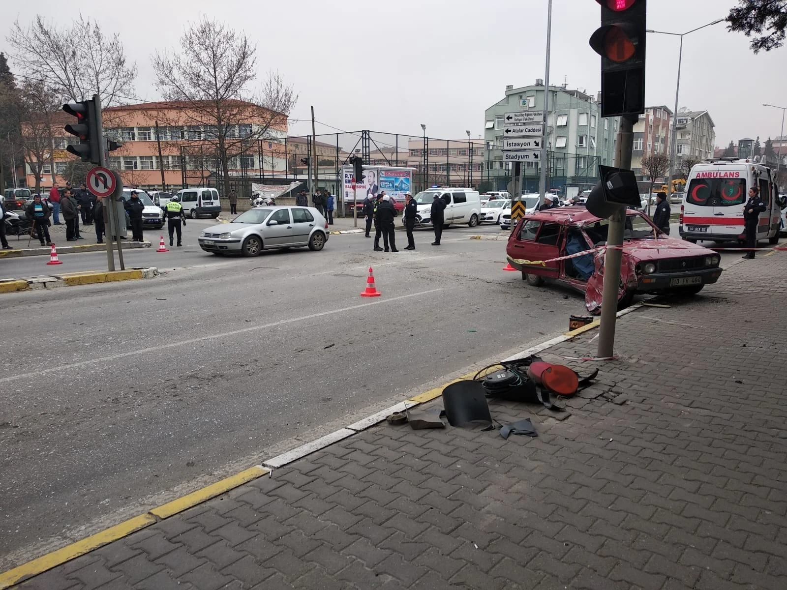 Balıkesir'de otobüs ile otomobil çarpıştı: 1 ölü