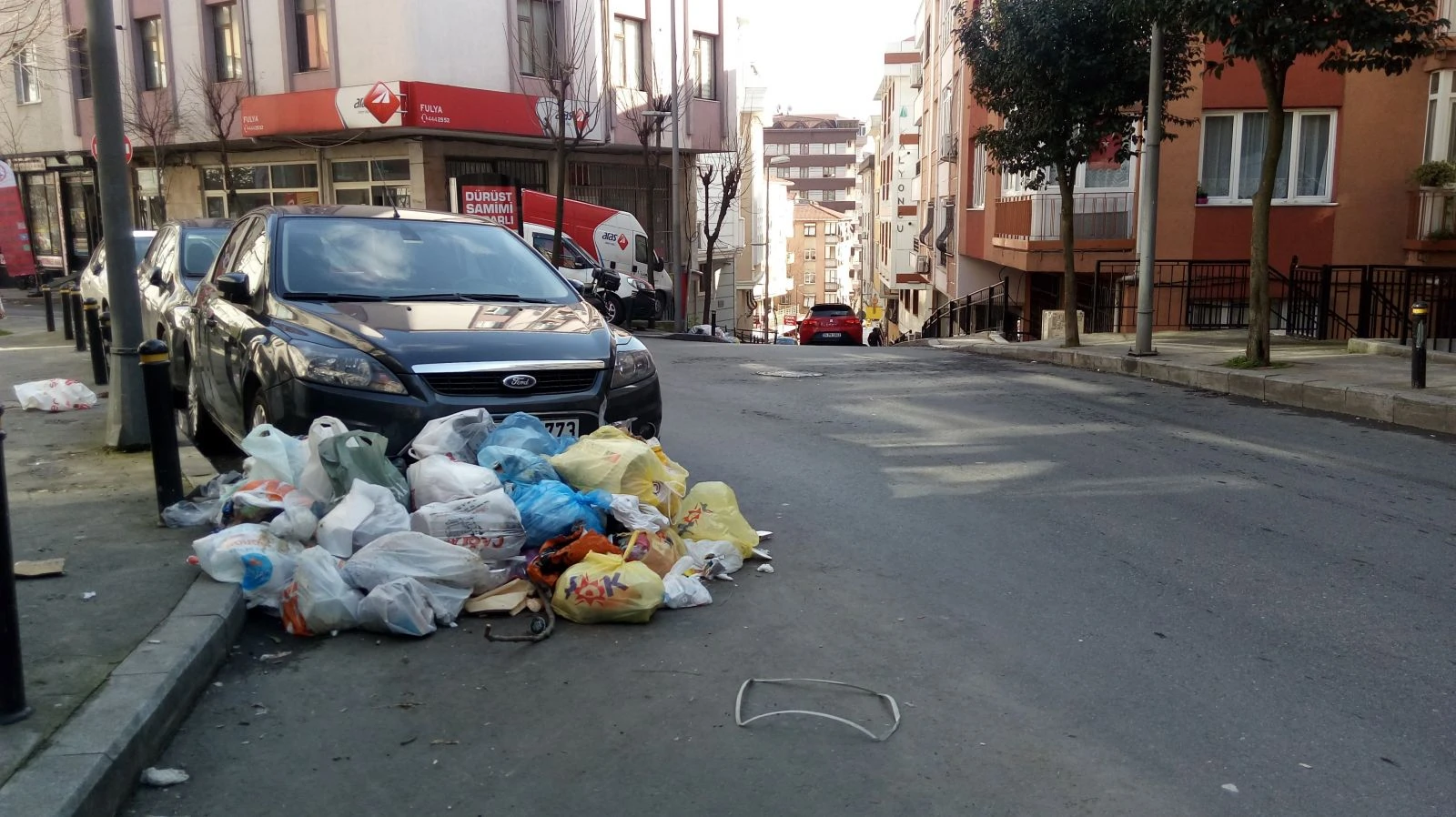 İşçilerin grev yaptığı Şişli'de sokaklar çöp yığınlarıyla doldu