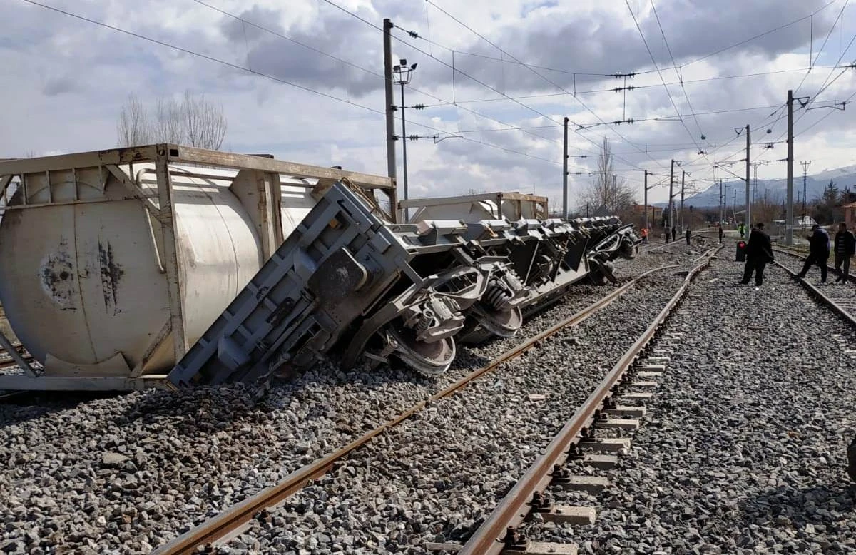 Raydan çıkan vagonlar yük trenine çarptı