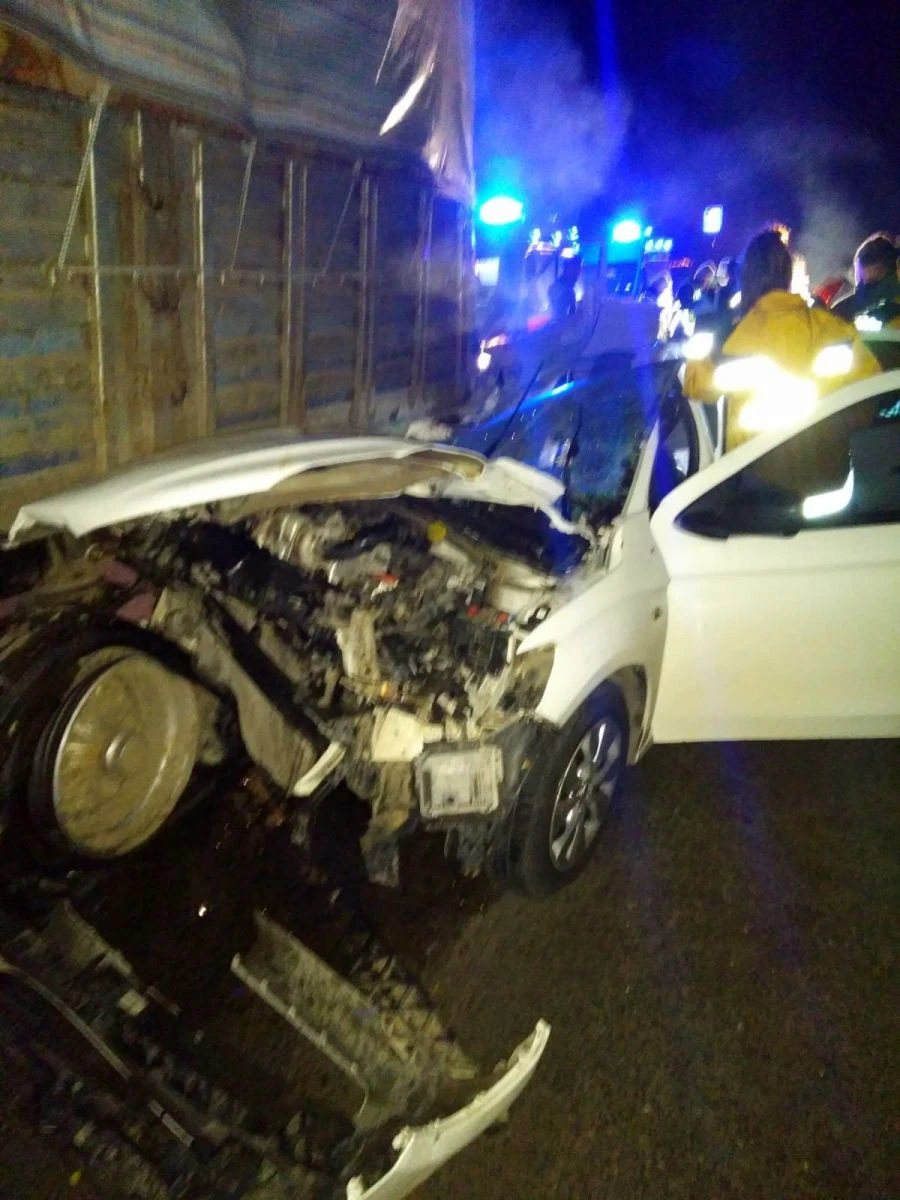 Tıra çarpan otomobildeki 2 Afgan öldü