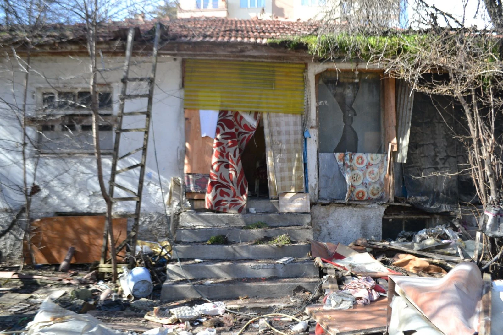 Boş evden gelen kedi sesi, define kuyusunu ortaya çıkardı