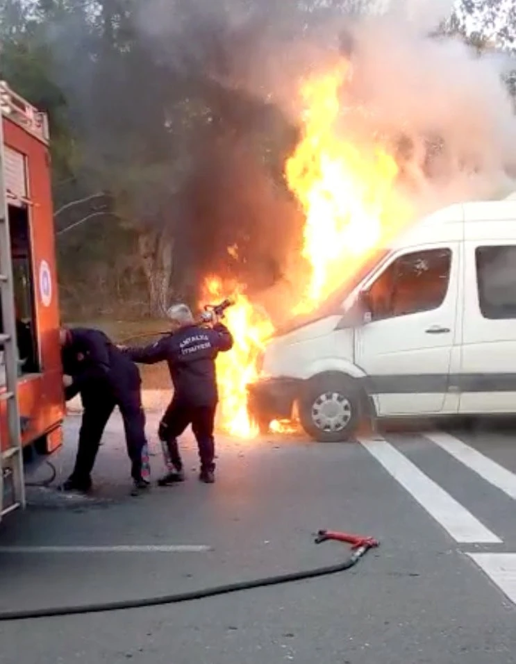 Seyir halindeki minibüs alev alev yandı
