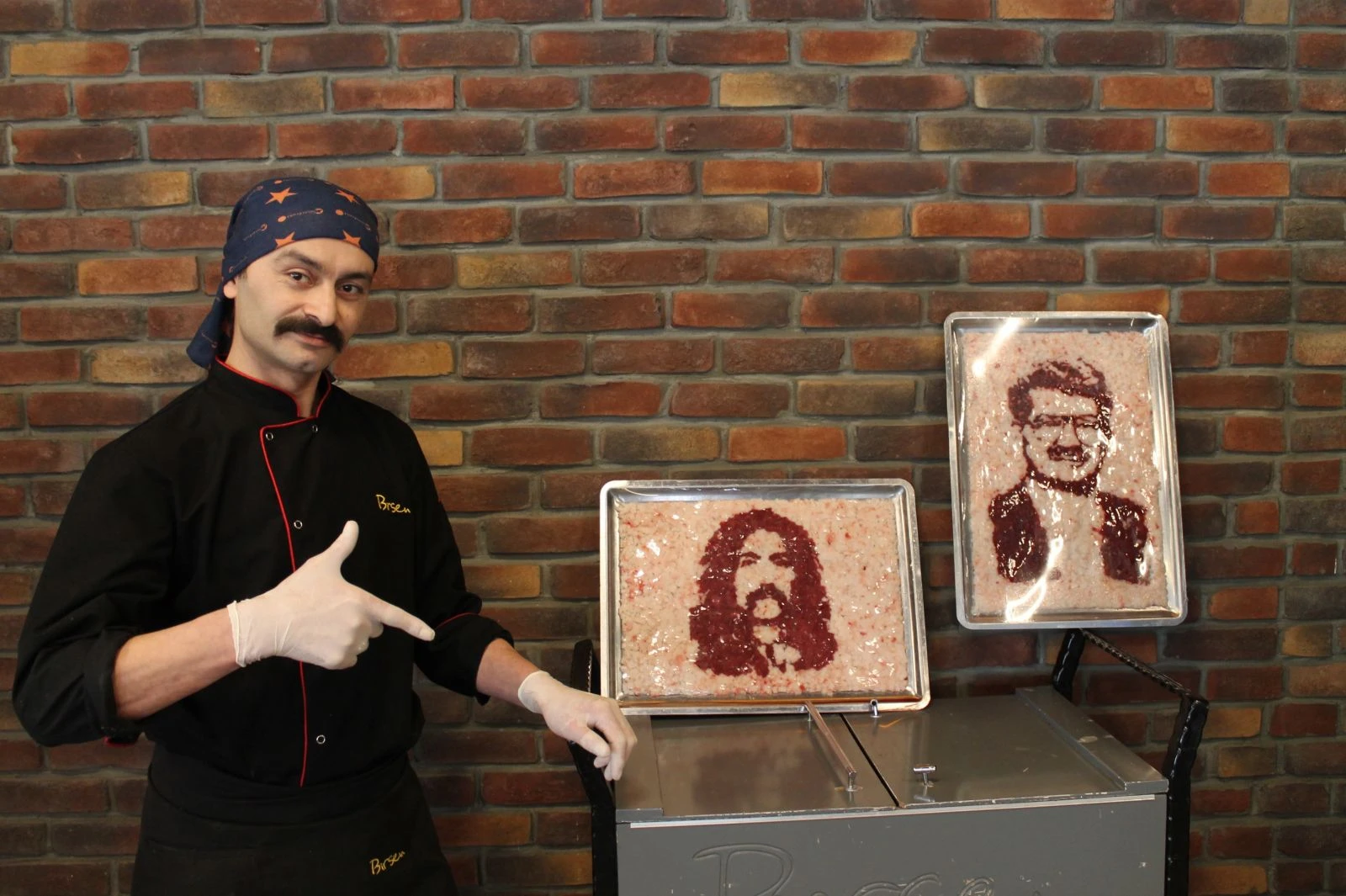 Etleri boya, tepsiyi tuval olarak kullanıyor