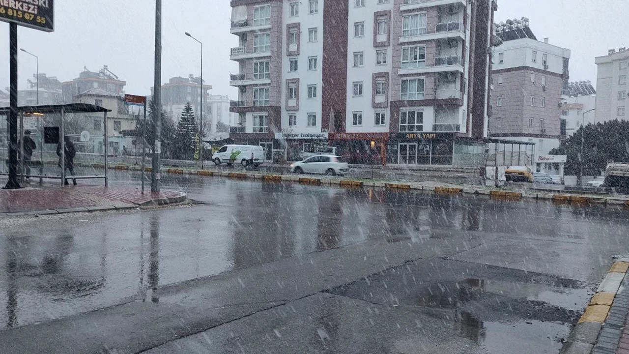 Antalya kent merkezine 29 yıl sonra kar yağdı