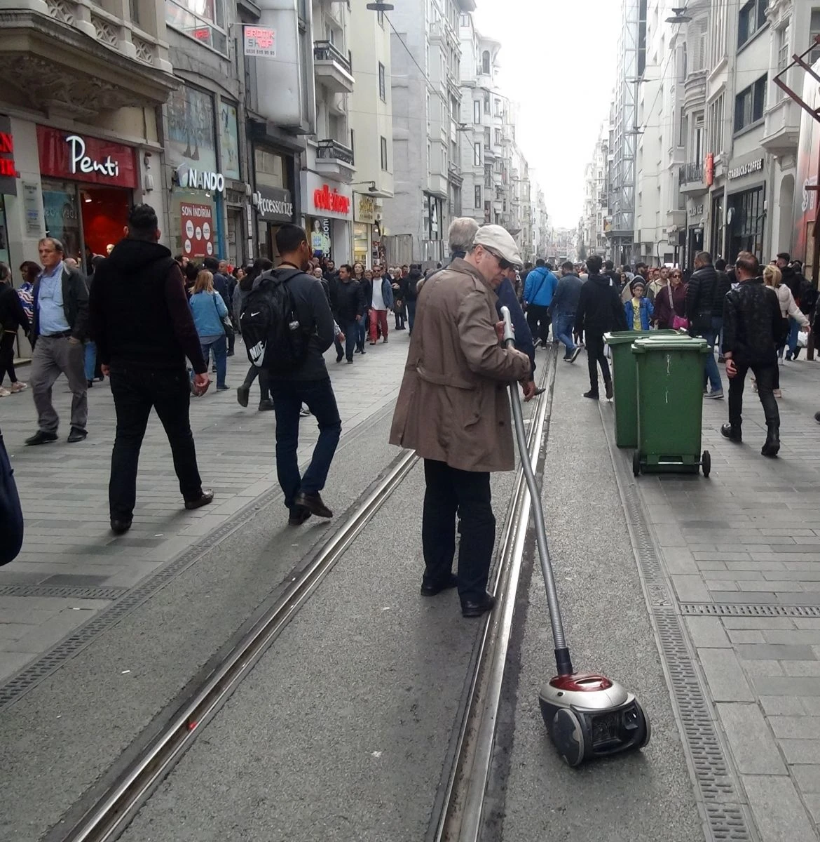 Elektrikli süpürgesini aldı Taksim’e çıktı