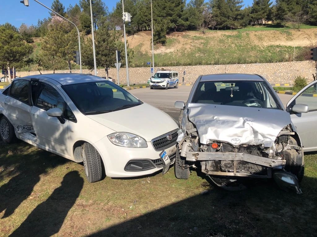 Karabük’te iki otomobil çarpıştı: 2’si çocuk 4 yaralı