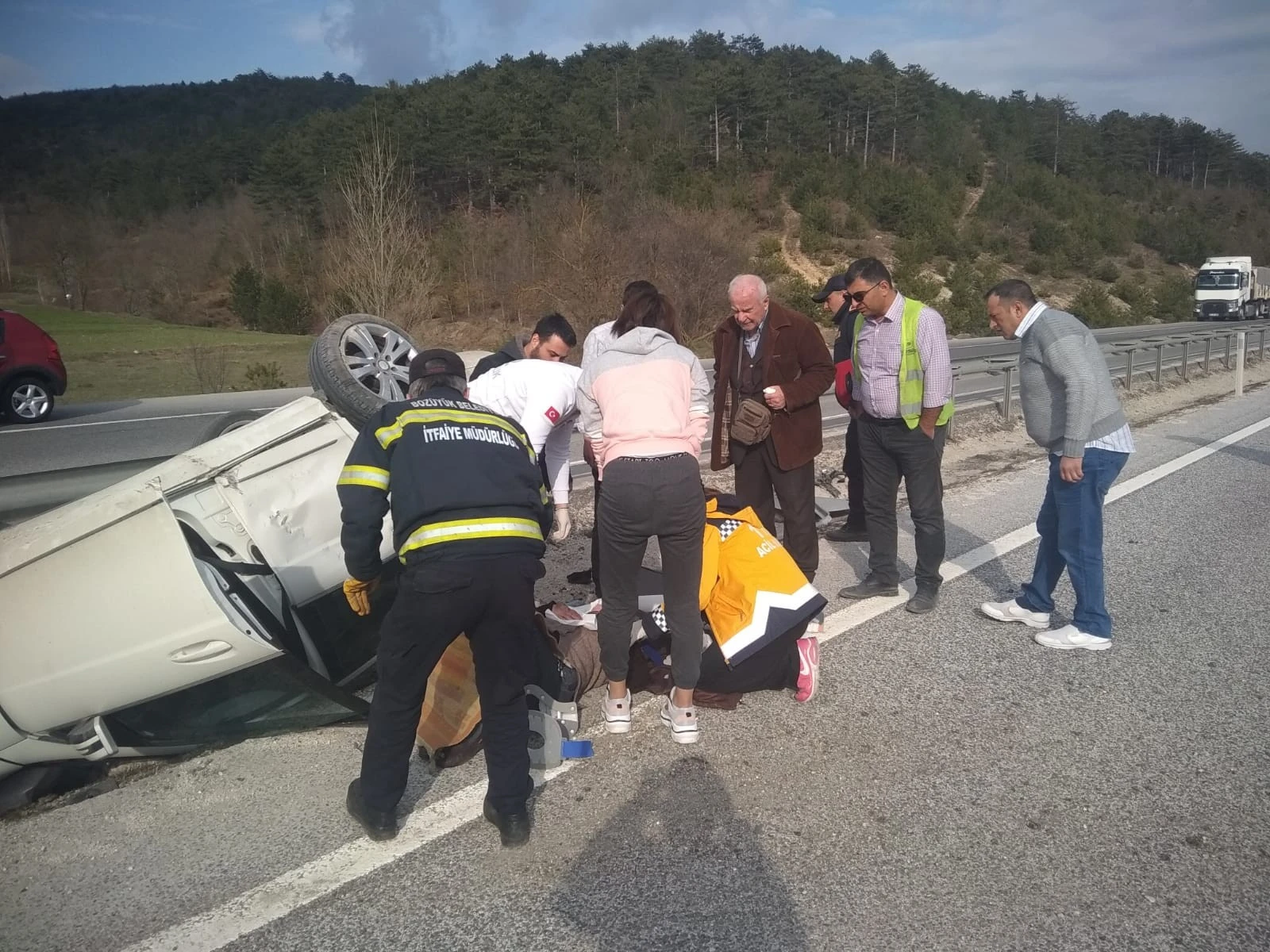 Kontrolden çıkan otomobil devrildi; 2 yaralı