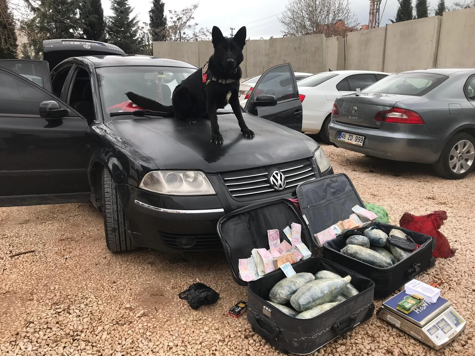 Kahramanmaraş polisi valizlere gizlenmiş 15 kilo uyuşturucu ele geçirdi