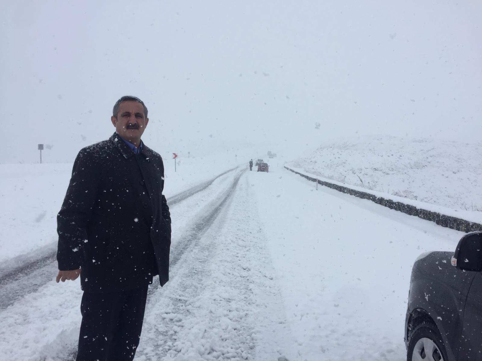 Ardahan'da yoğun kar yağışı ve tipi: Araçlar yolda mahsur kaldı