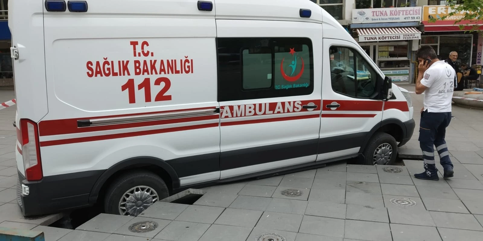 Olaya giden ambulans zemine saplandı