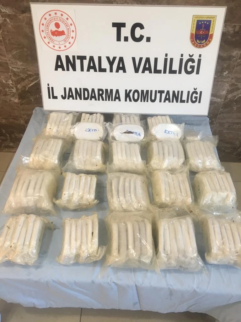 Alanya’da sahile bir çuval uyuşturucu vurdu