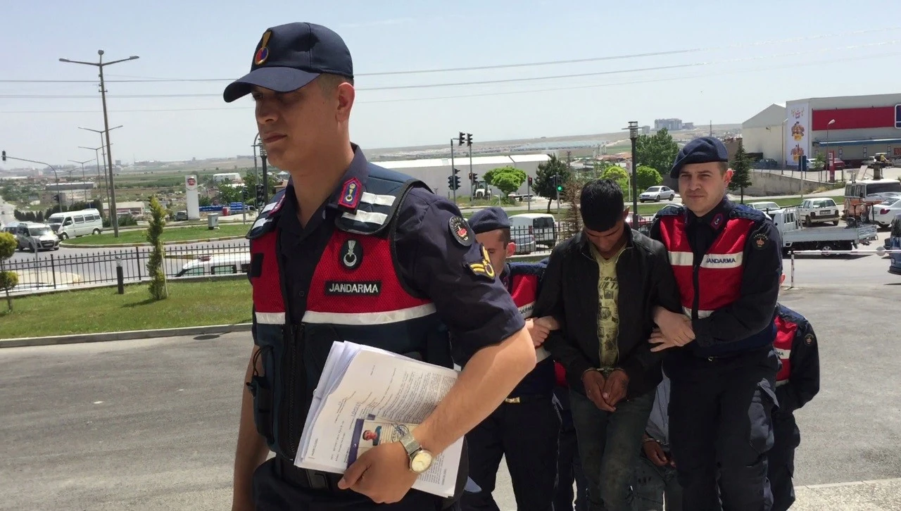 Karaman’da hırsızlık yaparken yakalanan 2 Afgan adliyeye sevk edildi