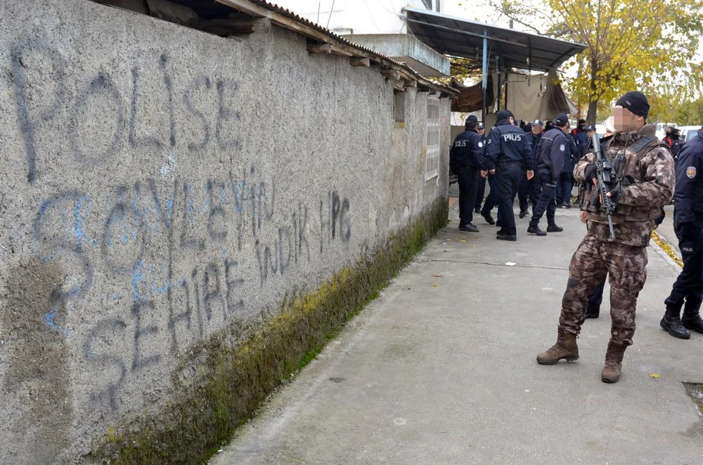 Adana'da polis terör operasyonu yaptı, vatandaş alkışlarla destek verdi