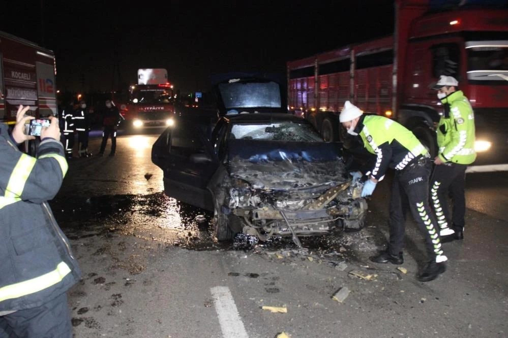 Otomobil tırın altında girdi: 1 ölü