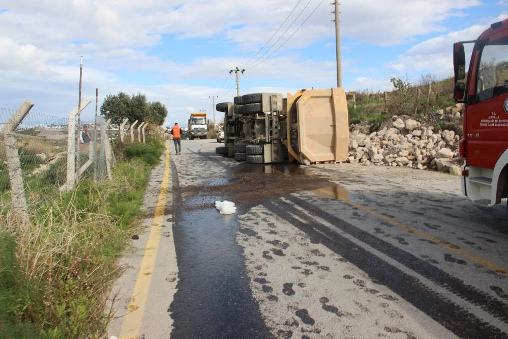 Taş dolu kamyon, otomobille çarpıştı: 2 yaralı