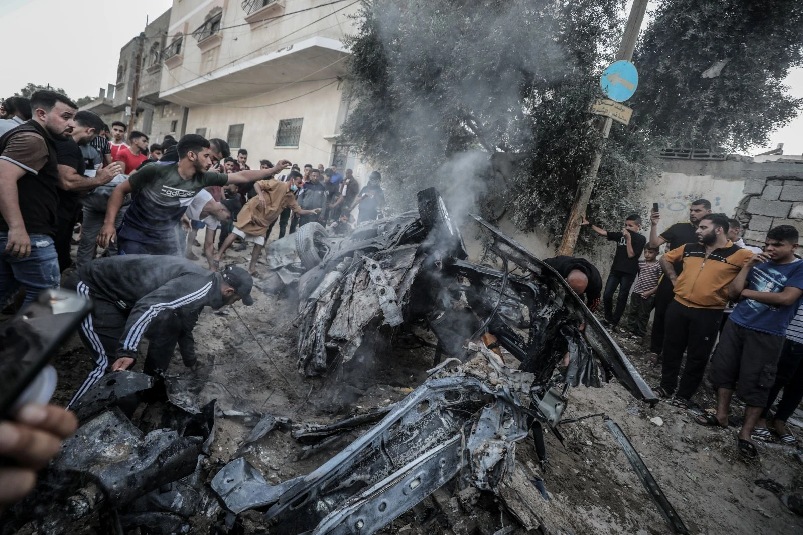İşgalci İsrail Filistin'i vurmaya devam ediyor