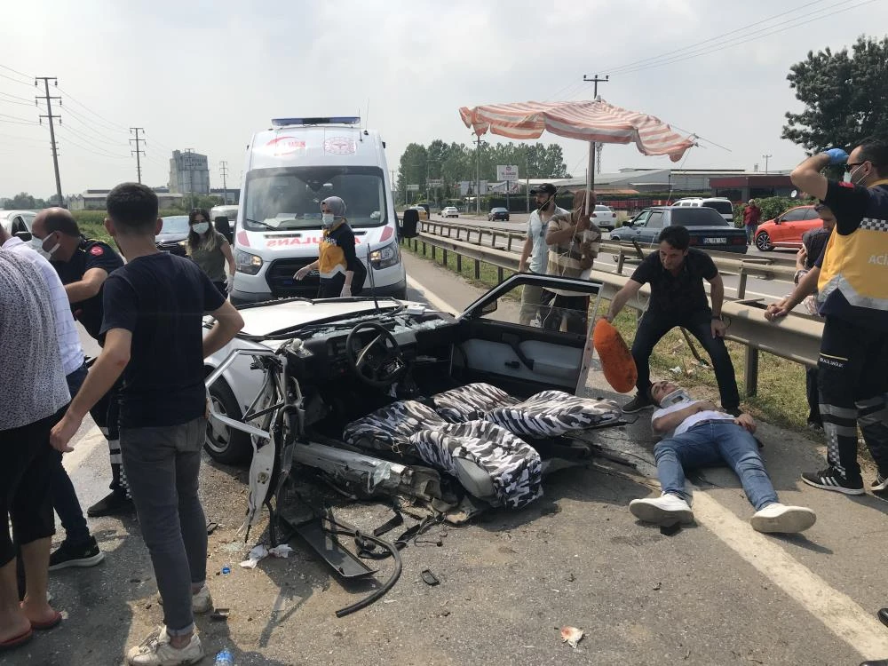 Feci kaza! Otomobil kağıt gibi ortadan ikiye bölündü: 6 kişi yaralandı