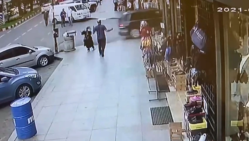 Kontrolden çıkan araç fırına daldı: Bir adımla ölümden döndü