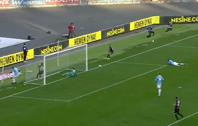 Bomboş kaleye atamadı! Trabzonspor futbolcusu Nwakaeme zoru başardı